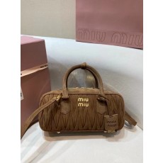 미우미우 26SS BORSE SOFTY PADDED 스웨이드 27x12x9cm